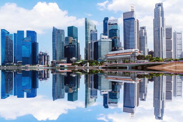 Hermosos rascacielos y reflejos de la gran ciudad central de negocios