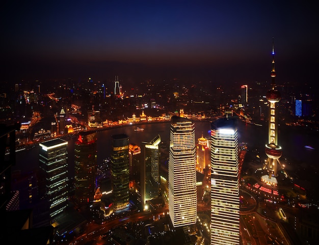 Hermosos rascacielos, vista nocturna del edificio de la ciudad de Pudong, Shanghai, China.