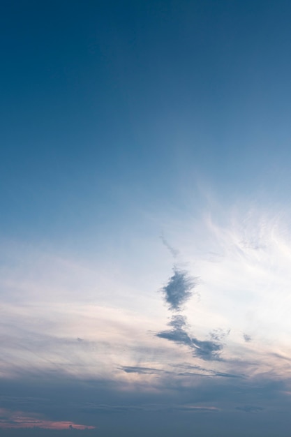 Hermosos rayos de sol y nubes