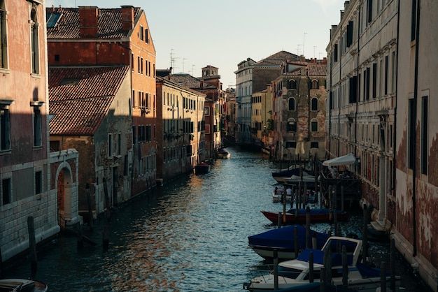 Hermosos reflejos de agua en el pequeño canal de Venecia Italia dec 2021