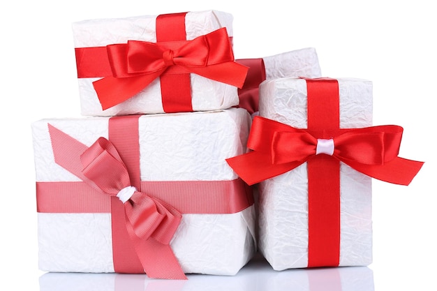 Hermosos regalos con cintas rojas, aislado en blanco