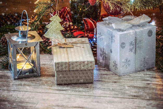 Hermosos regalos de Navidad bajo el abeto con un fondo nevado