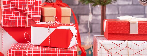 Hermosos regalos de Navidad en el fondo de un árbol de Navidad