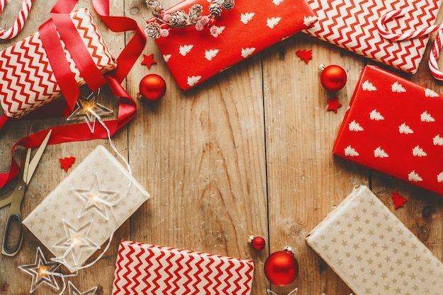 Hermosos regalos navideños en mesa de madera.