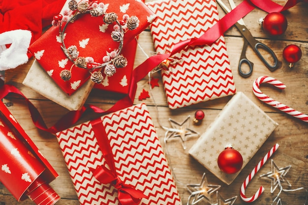 Hermosos regalos navideños en mesa de madera.