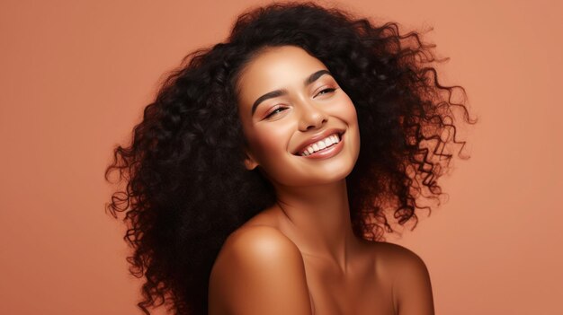 Hermosos retratos de mujeres con piel limpia y sana sobre un fondo beige sonriendo hermosamente