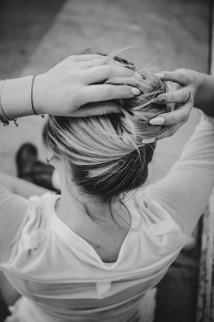 Hermosos rizos de cabello blanco femenino