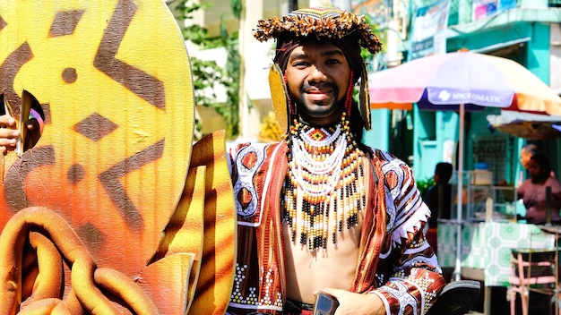 Foto hermosos rostros de personas vestidas con trajes y celebrando festivales culturales en filipinas