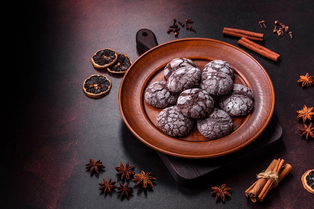 Hermosos y sabrosos brownies de galletas dulces en un plato marrón