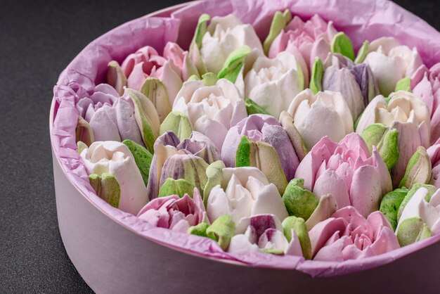 Foto hermosos y sabrosos malvaviscos en forma de brotes de tulipán