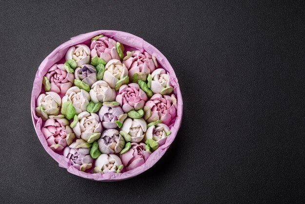 Foto hermosos y sabrosos malvaviscos en forma de brotes de tulipán