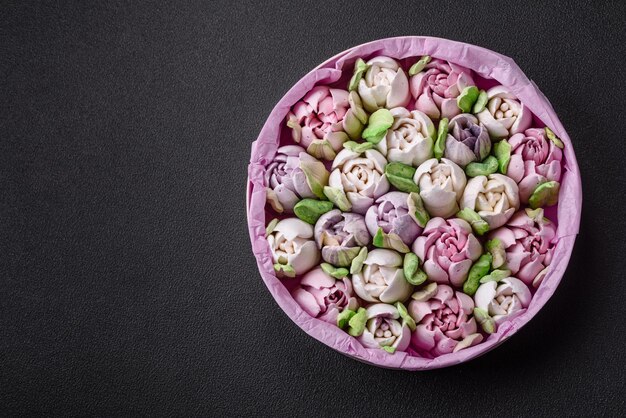 Hermosos y sabrosos malvaviscos en forma de brotes de tulipán