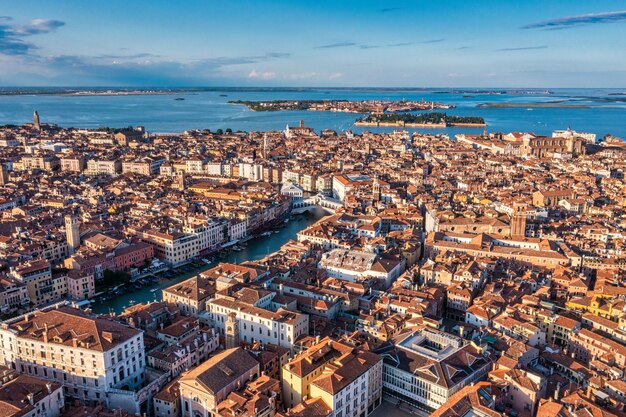 Hermosos tejados anaranjados de Venecia en Italia. Vista aérea. Hito de Venecia desde arriba.