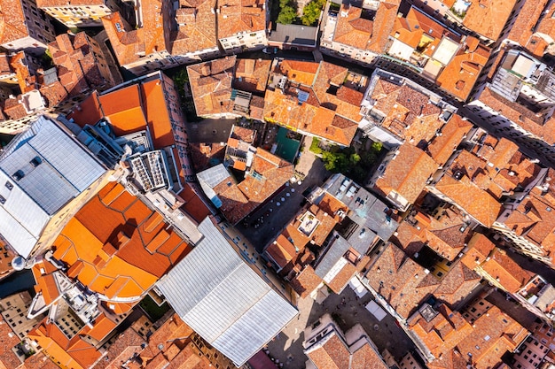 Hermosos tejados anaranjados de Venecia en Italia. Vista aérea. Hito de Venecia desde arriba.