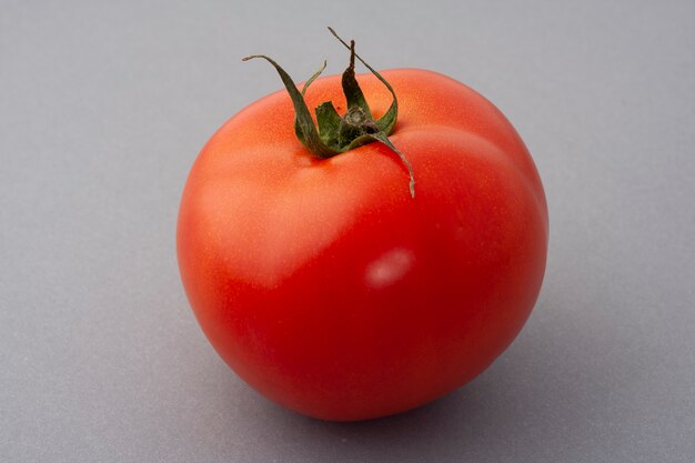 Hermosos tomates rojos