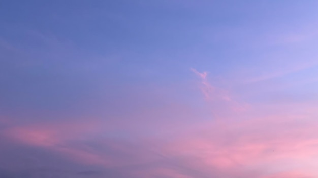 Hermosos tonos de cielo azul rosa púrpura