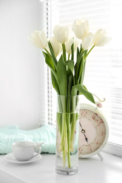 Hermosos tulipanes blancos en interior claro