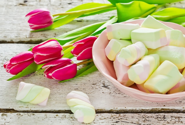 Foto hermosos tulipanes y malvaviscos multicolores