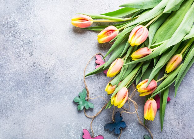 Hermosos tulipanes naranjas amarillos