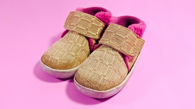 Foto hermosos zapatos rosados para niños.