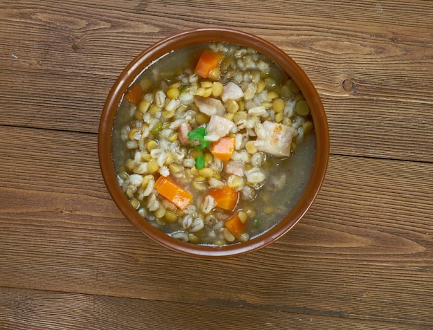 Foto hernesupp se adapta a la sopa de guisantes y cebada. cocina estonia
