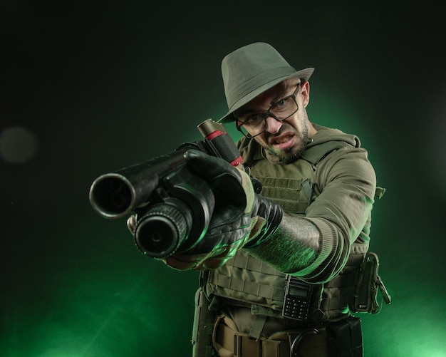 Foto el héroe es un tipo con sombrero y escopeta.