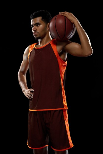 Foto héroe joven jugador de baloncesto africanamrican con propósito entrenamiento practicando en acción