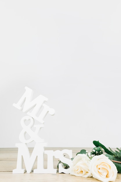 Foto herr und frau mit weißen rosen