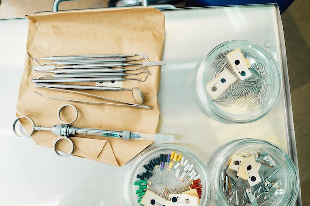 La herramienta del dentista está sobre la mesa antes de trabajar en su consultorio.