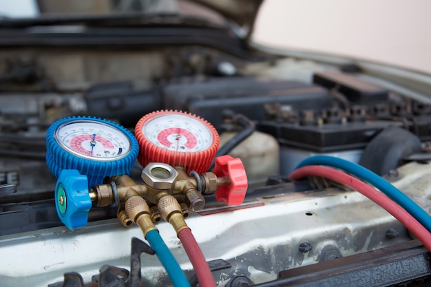 Herramienta de equipo de medición de primer plano para el llenado de acondicionadores de aire de automóviles.