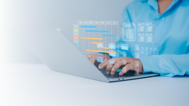 herramienta de gestión de proyectos y concepto de horario de trabajo software de planificación hombre de negocios usar portátil para administrar proyectos de trabajo y actualizar la tarea con gráfico de Gantt horario para plan de negocios y progreso