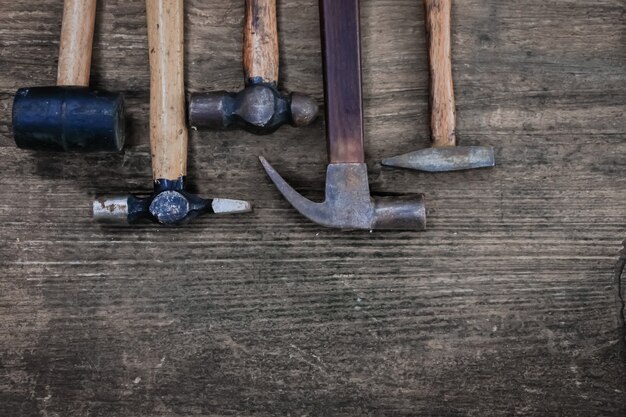 Foto herramienta de martillo artesano en mesa de madera, estilo vintage