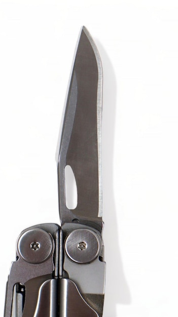 Una herramienta múltiple de acero con una hoja de cuchillo abierta se encuentra en un bolsillo de fondo blanco con un cuchillo plegable abierto