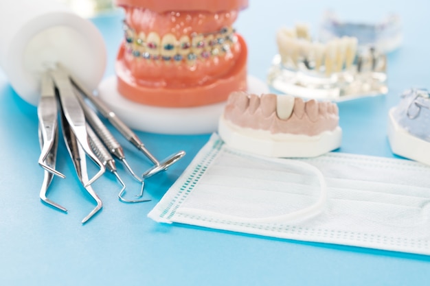 Herramienta de ortodoncia modelo y dentista