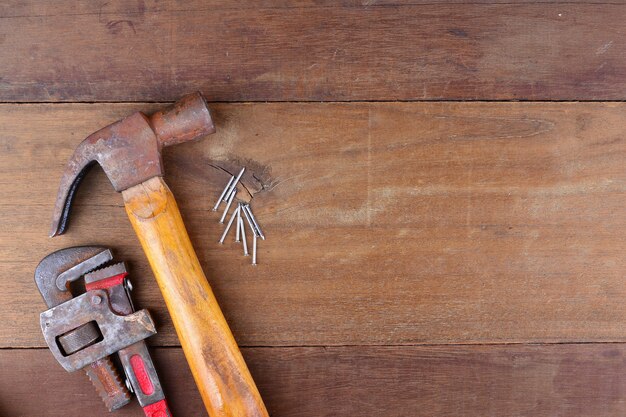 Herramienta de renovación sobre fondo de madera