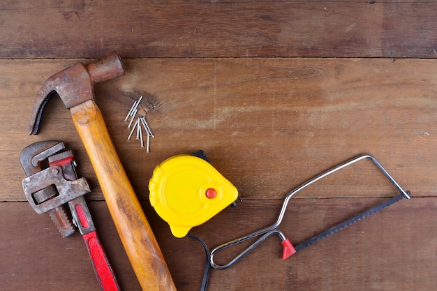 Foto herramienta de renovación sobre fondo de madera