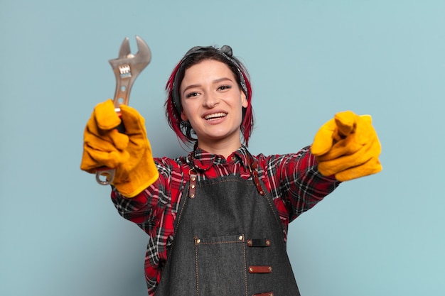 Herramienta de sujeción de handywoman de pelo rojo