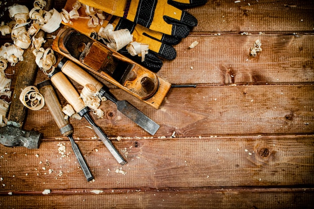 Foto herramienta de trabajo sobre madera con aserrín