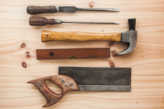 Foto herramienta vintage carpintero de madera en la mesa de madera