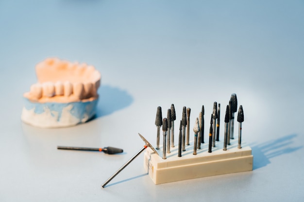 Foto herramientas abrasivas y brocas para técnicos dentales.