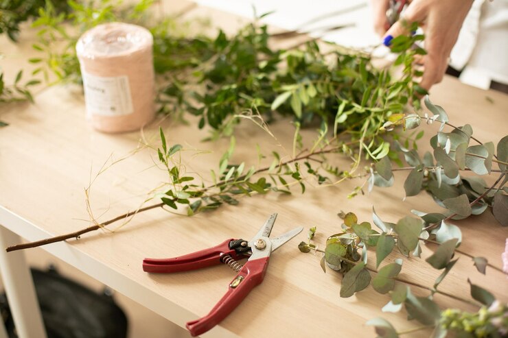 Herramientas y accesorios que los floristas necesitan para hacer un ramo