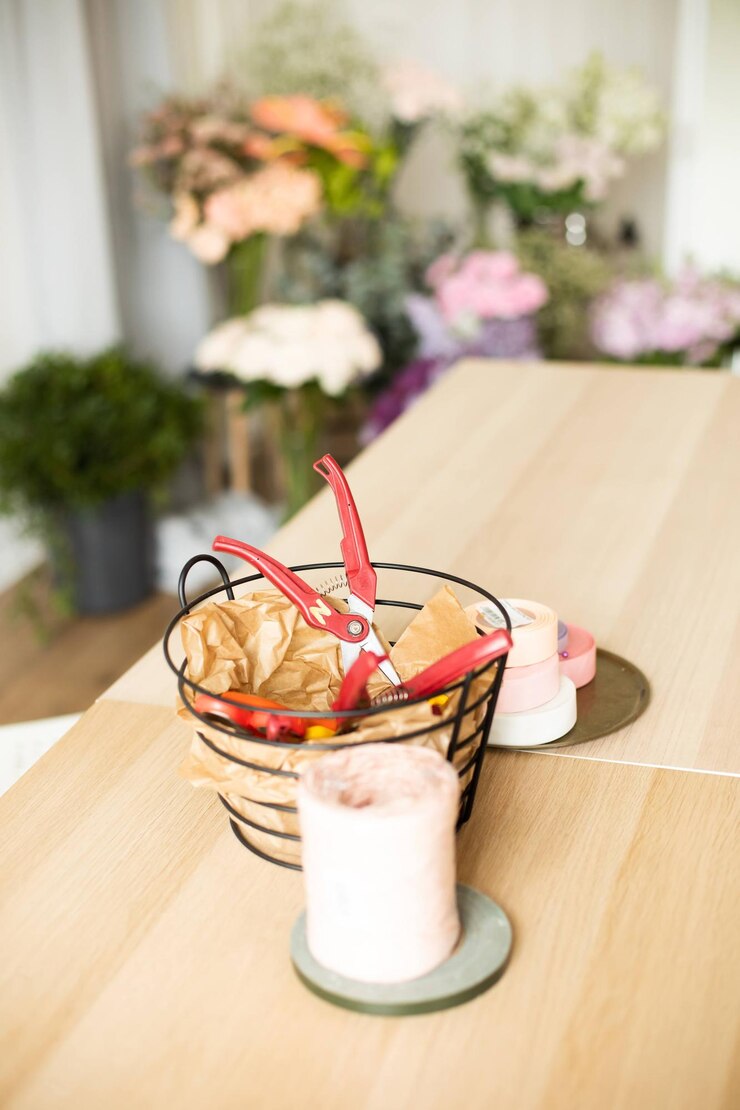 Herramientas y accesorios que necesitan los floristas para hacer un ramo