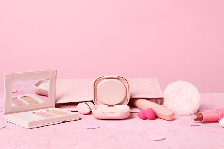 Herramientas y accesorios rosas para maquillaje femenino.
