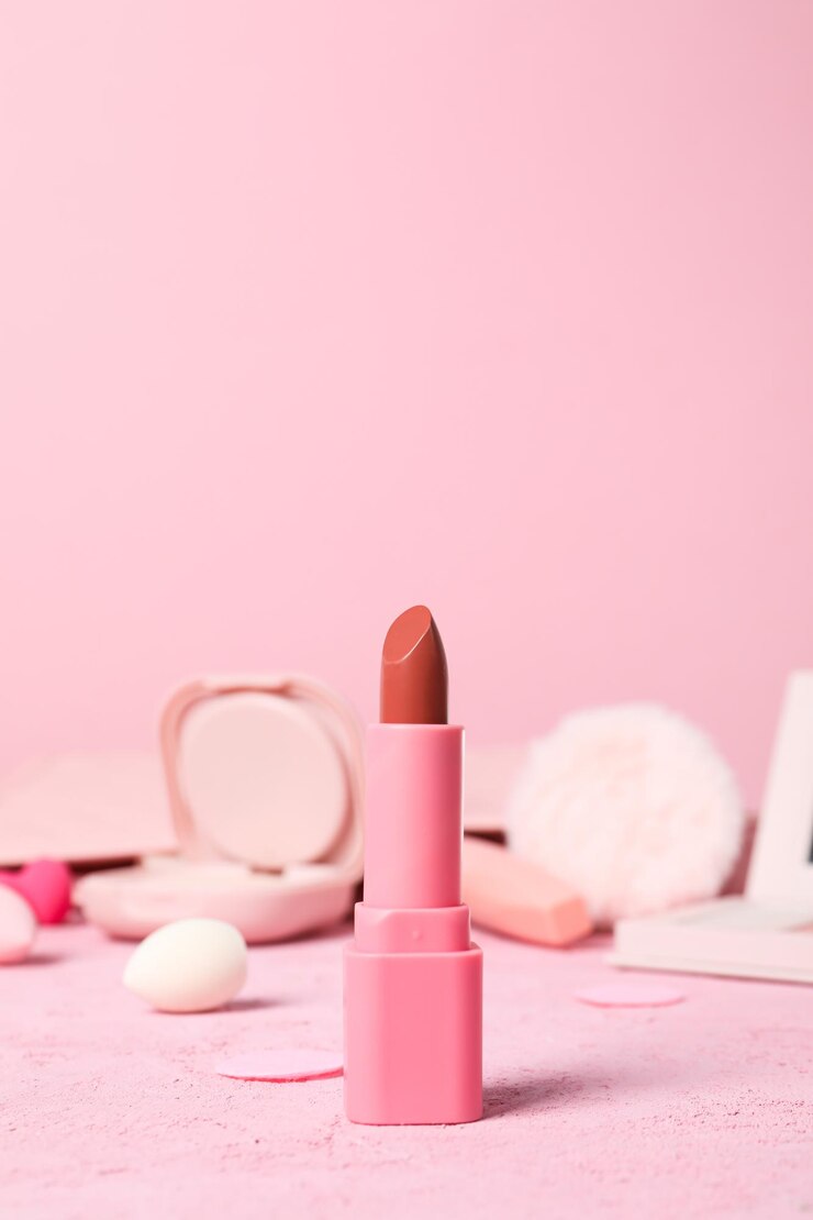 Herramientas y accesorios rosas para maquillaje femenino.