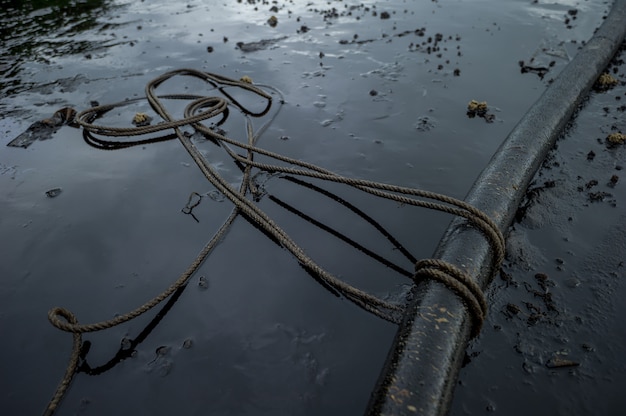 Herramientas de aceite graso y ambiente contaminante en la isla Samet, Rayong, Tailandia