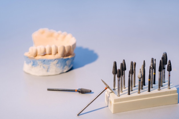 Foto herramientas de amolado y brocas para protésicos dentales