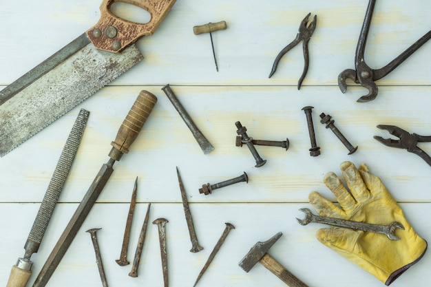 Foto herramientas antiguas sobre fondo de madera claro