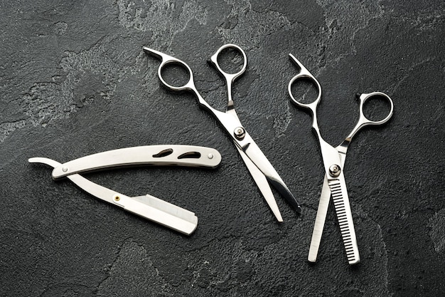 Herramientas para barbería en fondo negro tiro de estudio