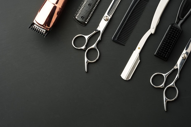 Herramientas para barbería en fondo negro tiro de estudio