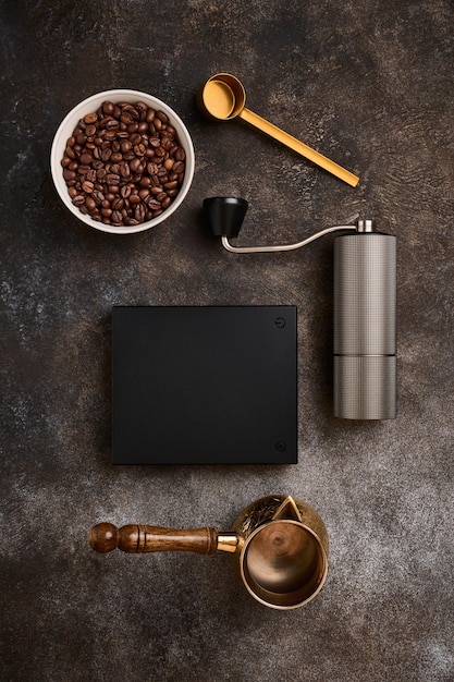 Herramientas de barista en el concepto de preparación de café de fondo oscuro en un café plano